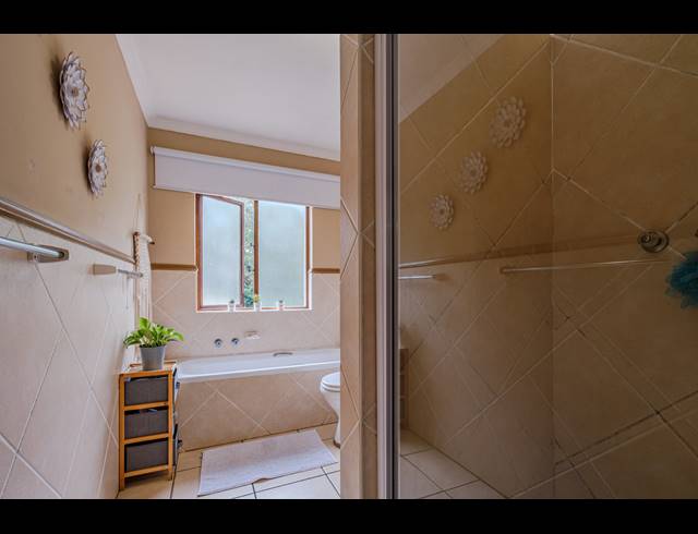 3 BEDROOM APARTMENT FOR SALE IN WAKENSHAW ESTATE